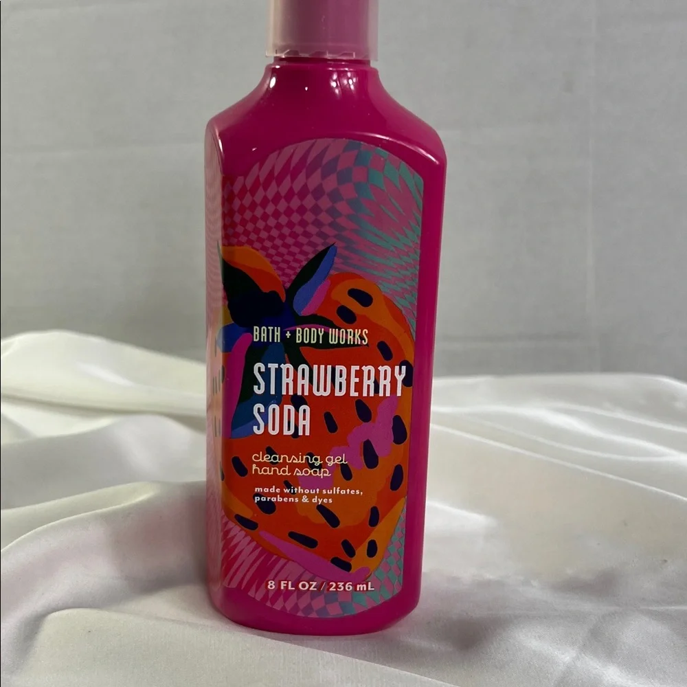 Bath & Body Works‎ Strawberry Soda Hand Soap - Vibrant Pink